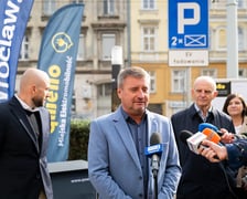 <p class="MsoNormal">Dyrektor Departamentu Infrastruktury i Transportu Urzędu Miejskiego Wrocławia, Sławomir Goncarz, pprzy stacji ładowania przy skrzyżowaniu Kniaziewicza i Pułaskiego</p>