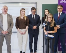 Program „Zdalny psycholog”, konferencja prasowa - 03.10.2025. Na zdjęciu: Monika Dubec z Biura Prasowego UMW oraz uczestnicy konferencji