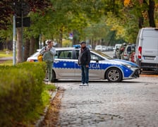 <p>O konieczności zrobienia dłuższego spaceru przekonał się mieszkaniec ul. Weigla, kt&oacute;ry codziennie spaceruje po okolicy. Do domu poszedł już drogą okrężną</p>