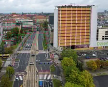 Przebudowa Powstańców Śląskich z drona (9 października 2025). Widać asfaltową nawierzchnię na pasach lewych i brukową na prawych