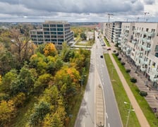 Aleja Architektów. Po lewej stronie drogi biec będzie torowisko