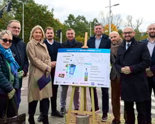 Symboliczne podpisanie umowy na zaprojektowanie zajezdni tramwajowej. Dyrektorka Zarządu Inwestycji Miejskich Jolanta Wnęk, prezes Wrocławskich Inwestycji Piotr Paś, wiceprezydent Renata Granowska, wiceprezes Wrocławskich Inwestycji Bartosz Nowak, dyrektor MCS Wrocław Łukasz Wójcik, wiceprezes MPK Przemysław Nowicki, Rafał Sieraczyński, Rysy Architekci, wiceprezes MPK Witold Woźny, Krzysztof Sroga, Databout