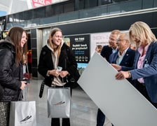 Powitanie pasażerki (4,5 mln) na lotnisku we Wrocławiu, 17 października 2025