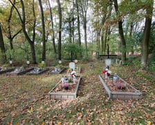 <p>Cmentarz ewangelicki w Grabownicy - w środku pola, w niewielkim zagajniku</p>