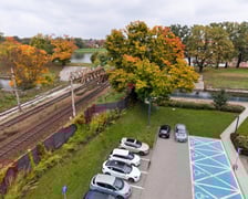 Okolice tunelu oznaczonego na mapie jako 3. Połączy on promenadę przy Kanale Miejskim, którą obecnie rozdzielają tory kolejowe prowadzące do Oleśnicy