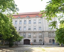 Neobarokowy gmach pod adresem Powstańców Śląskich 134-138, widok z roku 2025