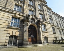 Neobarokowy gmach pod adresem Powstańców Śląskich 134-138, widok z roku 2025