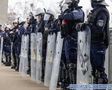 Policjanci podczas zabezpieczania meczu WKS Śląsk Wrocław - Polonia Bytom (niedziela 9 listopada)