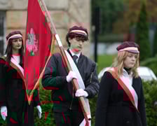 <p class="MsoNormal">Uroczystość złożenia kwiat&oacute;w pod Pomnikiem Martyrologii Profesor&oacute;w Lwowskich w sobotę 15 listopada</p>