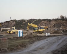 Budowa na wrocławskim lotnisku - powstaje tu m.in droga szybkiego zjazdu, nowa płyta postojowa, płyta do odladzania, droga kołowania o długości 2,5 kilometra