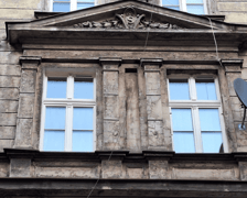 Kamienica przy ul. Komuny Paryskiej 74a przed remontem