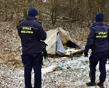 <p>Śpią w namiotach, we wnękach, w przejsciach podziemnych, altanach działkowych i wiatach śmietnikowych</p>