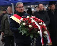 Wrocławskie uroczystości upamiętniające wyw&oacute;zkę polskich obywateli z teren&oacute;w zajętych przez ZSRR w 1939 roku przy pomniku &bdquo;Ofiarom Sybiru&rdquo; na placu Strzeleckim. Wieniec składa radny miejski Jarosław Krazue. Wrocław, 10.02.2026.