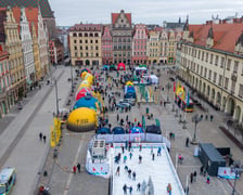 Widok z lotu ptaka na lodowisko w Rynku w weekend 14-15 lutego 2026 r..