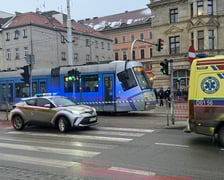 Miejscu wypadku na ul. Kazimierza Wielkiego, gdzie tramwaj potrącił rowerzystę. 17 lutego 2026 r.