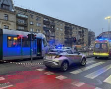 Miejscu wypadku na ul. Kazimierza Wielkiego, gdzie tramwaj potrącił rowerzystę. 17 lutego 2026 r.