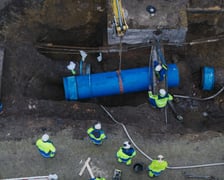 Trwają prace po awarii magistrali na ul. Traugutta - sobota 21 lutego 2026 r. Montaż nowej rury