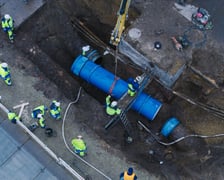 Trwają prace po awarii magistrali na ul. Traugutta - sobota 21 lutego 2026 r. Montaż nowej rury