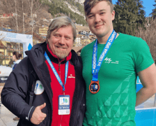 Wojciech Kosiedowski, sędzia starter 2. Mistrzostw Europy w Zimowym Pływaniu w czerwonym polarze i ciemnej zimowej kurtce  i Mateusza Pawlica w zielonej koszulce z krótkim rękawem z medalem na szyi