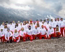 <p>Grupa sportowc&oacute;w w białych bluzach i czerwonych spodniach na tle ośnieżonych g&oacute;r - kadra Polski w pływaniu lodowym, Molveno 2026</p>