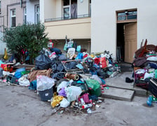 Usuwanie odpadów z podwórka przy ul. Grunwaldzkiej