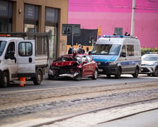 Wypadek z udziałem karetki i samochodu osobowego na ul. Piłsudskiego i Stawowej
