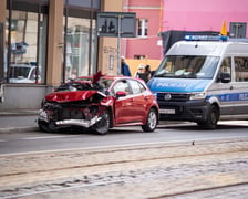 Wypadek z udziałem karetki i samochodu osobowego na ul. Piłsudskiego i Stawowej