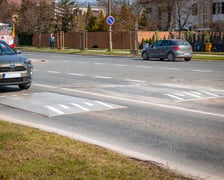 Progi zwalniające na Al. Kochanowskiego powstały wiosną tego roku i są rozwiązaniem tymczasowym (zdjęcie archiwalne z 27.03.2026 r.)