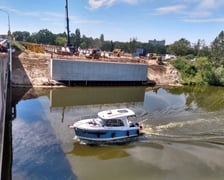 Stalowe elementy mostów Chrobrego przyjechały do Wrocławia z Gdyni.