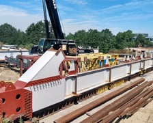 Stalowe elementy mostów Chrobrego przyjechały do Wrocławia z Gdyni.