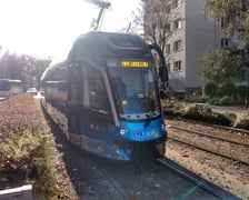 Nowy tramwaj w barwach MPK Wrocław podczas prezentacji na ul. Widok