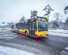 Informowanie pasażerów na przystankach oraz w pojazdach o zmianach w komunikacji; komunikat na ekranach w autobusach i tramwajach.