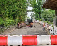 Od strony ul. Pawiej ul. Asfaltową remontuje Zarząd Dróg i Utrzymania Miasta.