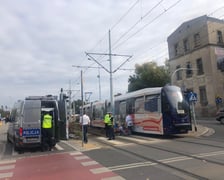 Wypadek na Pułaskiego. Nie jeżdżą tramwaje. Są objazdy i komunikacja zastępcza