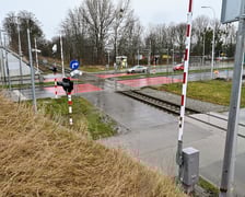 <p><span style="font-family: Verdana, sans-serif;">Prawdopodobnie jedno z najsławniejszych skrzyżowań tor&oacute;w kolejowych z ulicą na terenie Wrocławia. Bardzką przecina linia nr 285 i ta kolizja blokuje budowę tramwaju. Opierając się na obecnych przepisach PKP Polskie Linie Kolejowe nie zgadzają się, aby tory tramwajowe krzyżowały się z kolejowymi. Rząd obiecał zmianę regulacji, jednak na razie nowych przepis&oacute;w nie ma. Polskie Linie Kolejowe będą wynosić linię 285 na wiadukt &ndash; taką decyzję podjęły &ndash; jednak nie wiadomo, kiedy taka inwestycja miałaby się rozpocząć. Dlatego na razie TAT będzie tylko TA na Jagodno.</span></p>