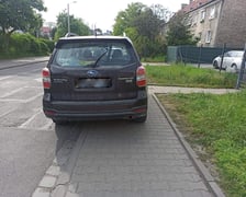 <p>Za takie parkowanie Straż Miejska Wrocławia wypisuje mandaty - samoch&oacute;d zaparkowany na chodniku</p>
