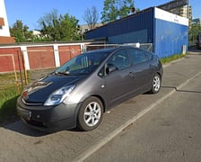 <p>Za takie parkowanie Straż Miejska Wrocławia wypisuje mandaty - samoch&oacute;d zaparkowany na chodniku</p>