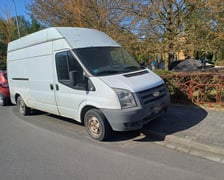 <p>Za takie parkowanie Straż Miejska Wrocławia wypisuje mandaty - samoch&oacute;d zaparkowany na chodniku</p>