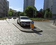 <p>Nieprawidłowo zaparkowane samochody</p>