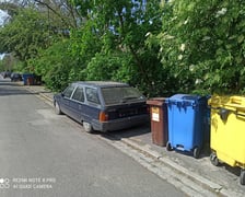 <p>Nieprawidłowo zaparkowane samochody</p>