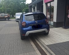 <p>Nieprawidłowo zaparkowane samochody</p>