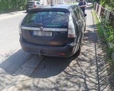 <p>Nieprawidłowo zaparkowane samochody</p>