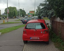 <p>Przykład niezgodnego z prawem parkowania</p>