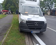 <p>Przykład niezgodnego z prawem parkowania</p>