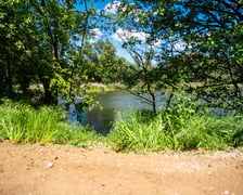 Nowa trasa pieszo-rowerowa wzdłuż Oławy łącząca most Rakowiecki z kładką Siedlecką.