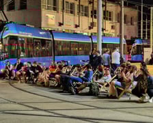 Powitanie 46. Moderusa Gammy. Na zajezdnię Borek przybyli miłośnicy komunikacji miejskiej. Na tej dostawie kończy się kontrakt z Modertrans Poznań na dostawę tramwajów.