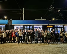 Powitanie 46. Moderusa Gammy. Na zajezdnię Borek przybyli miłośnicy komunikacji miejskiej. Na tej dostawie kończy się kontrakt z Modertrans Poznań na dostawę tramwajów.