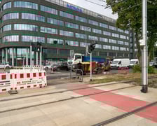 Ostatnie prace przy rozbudowie skrzyżowania ulicy Legnickiej z Na Ostatnim Groszu i Milenijnej