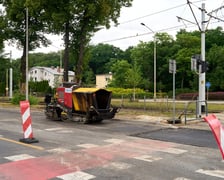 Ostatnie prace przy rozbudowie skrzyżowania ulicy Legnickiej z Na Ostatnim Groszu i Milenijnej