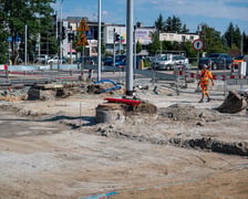 Budowa wydzielonej dla komunikacji miejskiej trasy na Jagodno jest już na półmetku. Za niecały rok mieszkańcy będą mogli szybko, bez stania w korkach, dojeżdżać do centrum autobusami